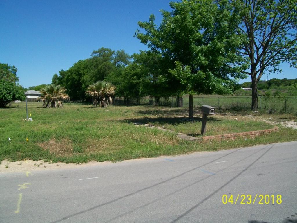 1.2 Acres, 306 N Meeker Rd, Kerrville, TX 78028 Land and Farm