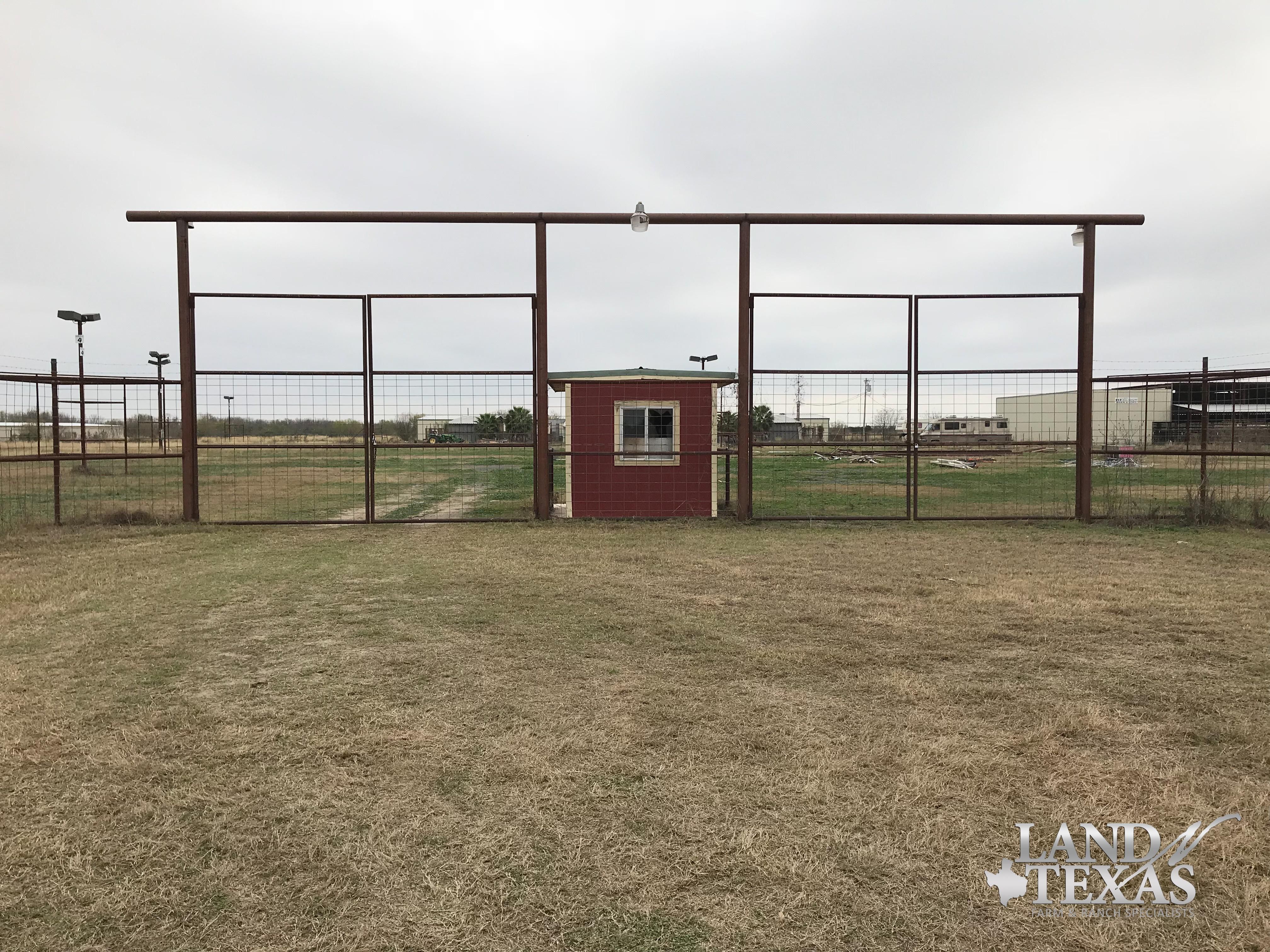 23.29 Acres, W. CR 4017, La Pryor, TX 78872 Land and Farm