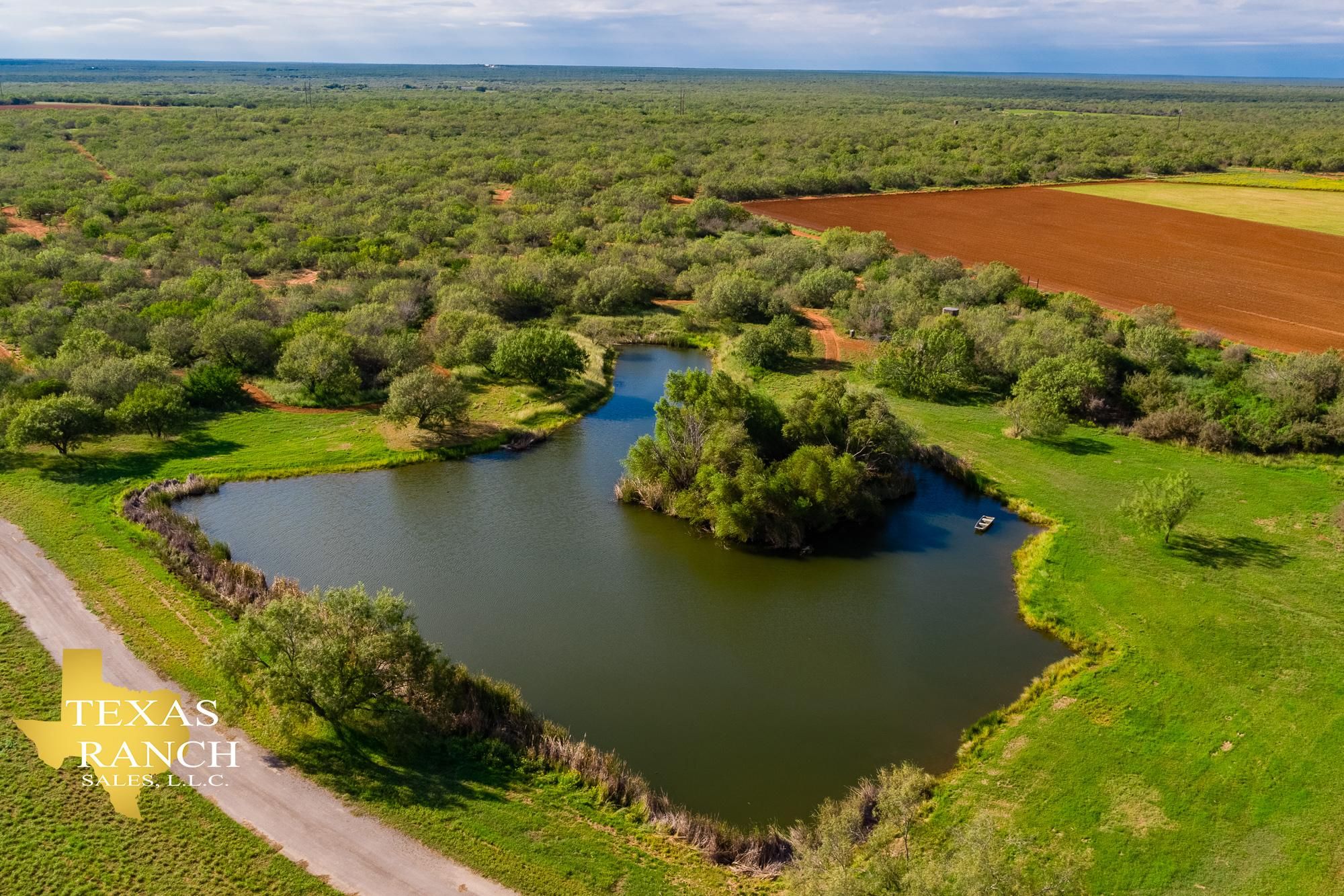 369 acres in Big Wells, TX, 78830 Land and Farm