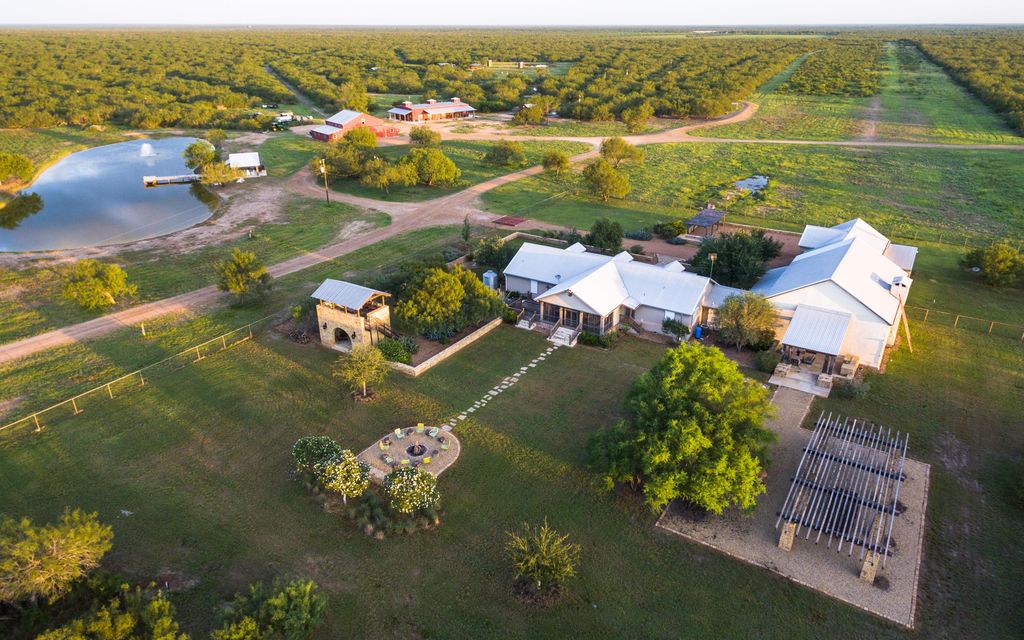 2703 acres, Cotulla, TX, Property ID 3217693 Land and Farm